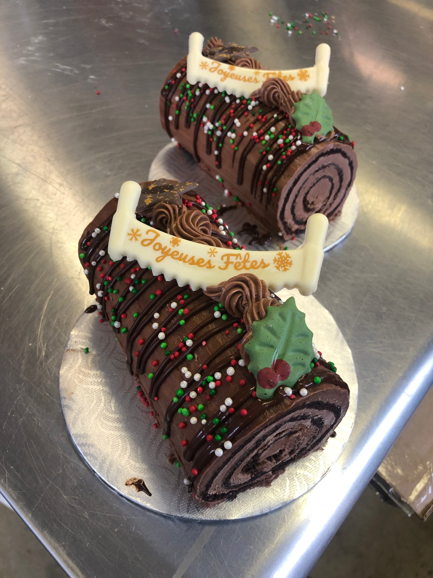 Mocha Yule Log 5"x 10" and 5’’x 5’’ (available in store only) Dec. 23, 24