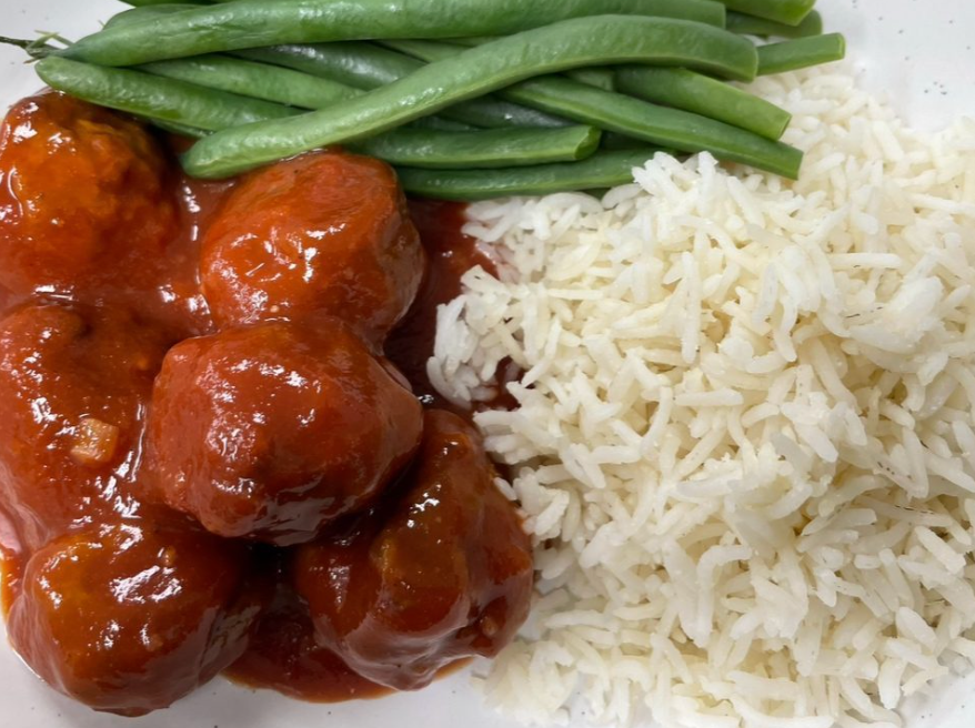 Sweet and sour meatballs (with rice and green beens, 1 serving)